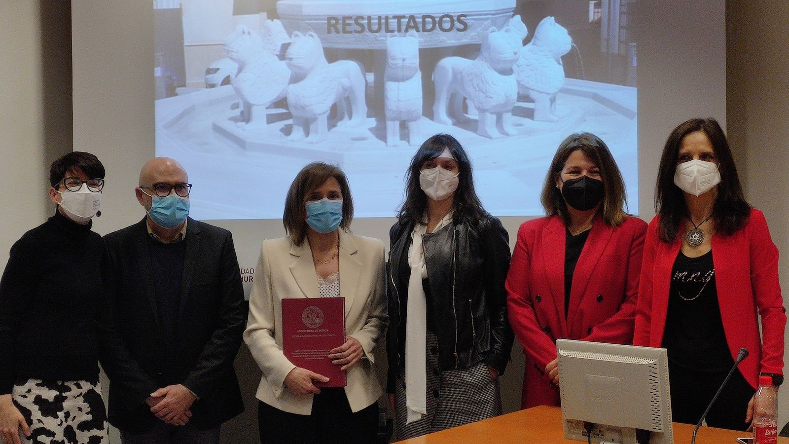 La doctora Mariana Oller Alonso junto a los directores de su tesis doctoral (a la izquierda) y el tribunal que la evaluó y le otorgó la máxima calificación, en la Universidad de Murcia