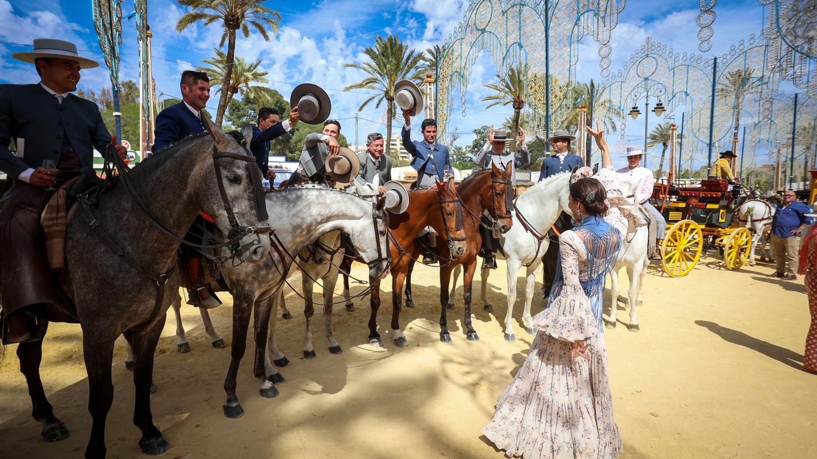 Los caballos comparten protagonismo con las mujeres vestidas de flamencas.
