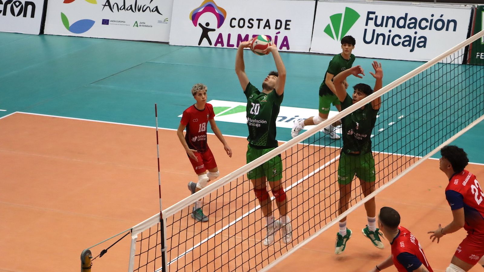 Un jugador ahorrador coloca una bola durante un encuentro disputado por el conjunto almeriense.