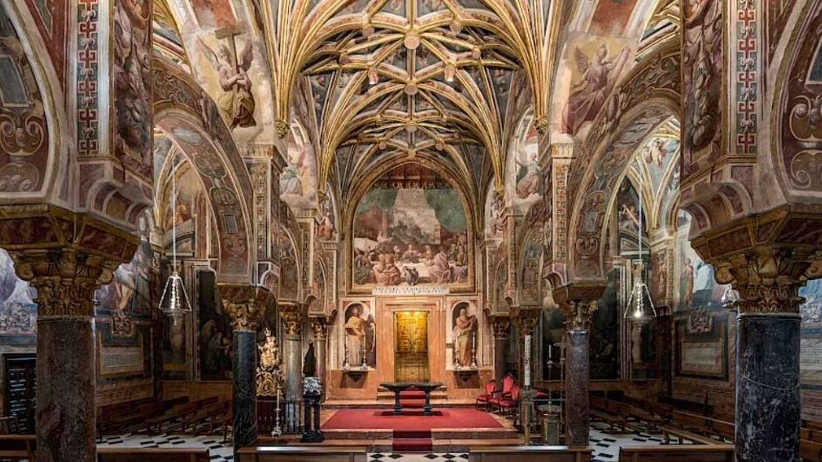 La Parroquia del Sagrario está dividida en tres naves y cubierta por una bóveda de crucería La Parroquia del Sagrario está dividida en tres naves y cubierta por una bóveda de crucería
