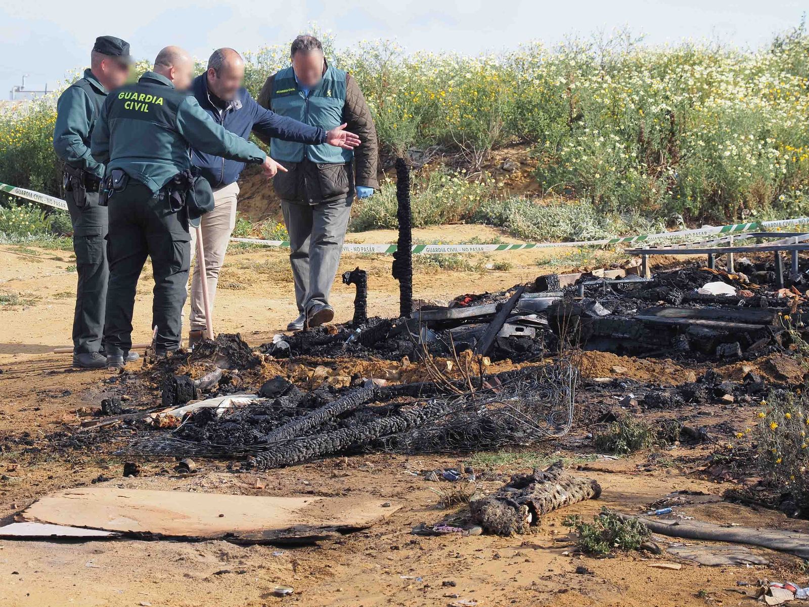 Imágenes del incendio que costó la vida a una persona en una chabola en Lepe