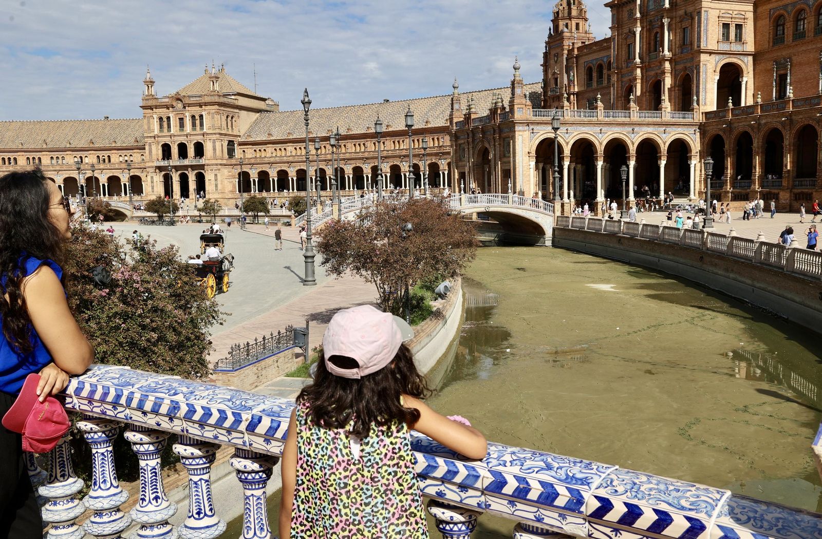 Vaciado de la ría de la Plaza de España para su liemza y restauración