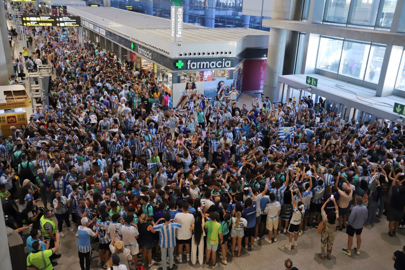 El espectacular preámbulo en el aeropuerto con la afición