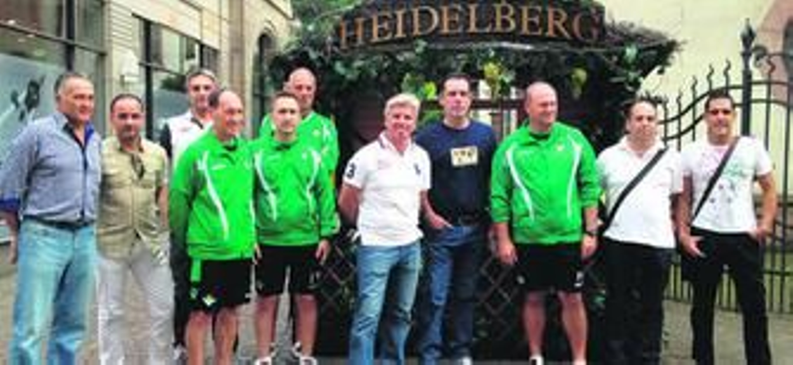 Técnicos y directivos, con Guillén al frente, durante el paseo.