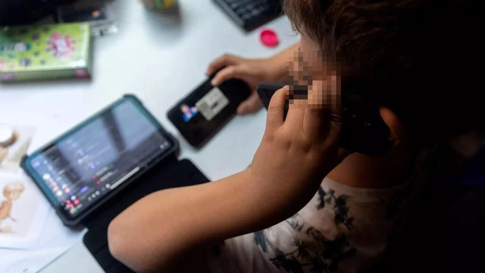 Un menor charla con una persona a través de un teléfono
