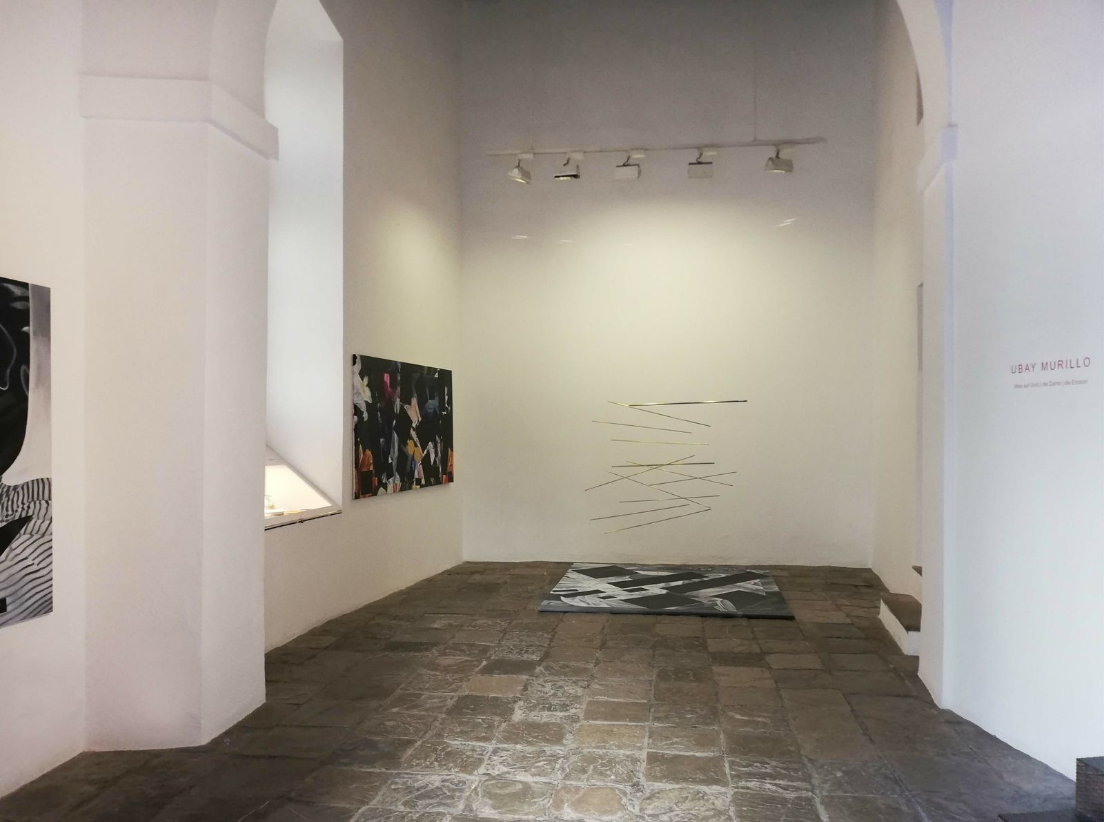 ‘Objetos de estudio’ de Ubay Murillo (óleo sobre lienzo y barras de metal suspendidas).