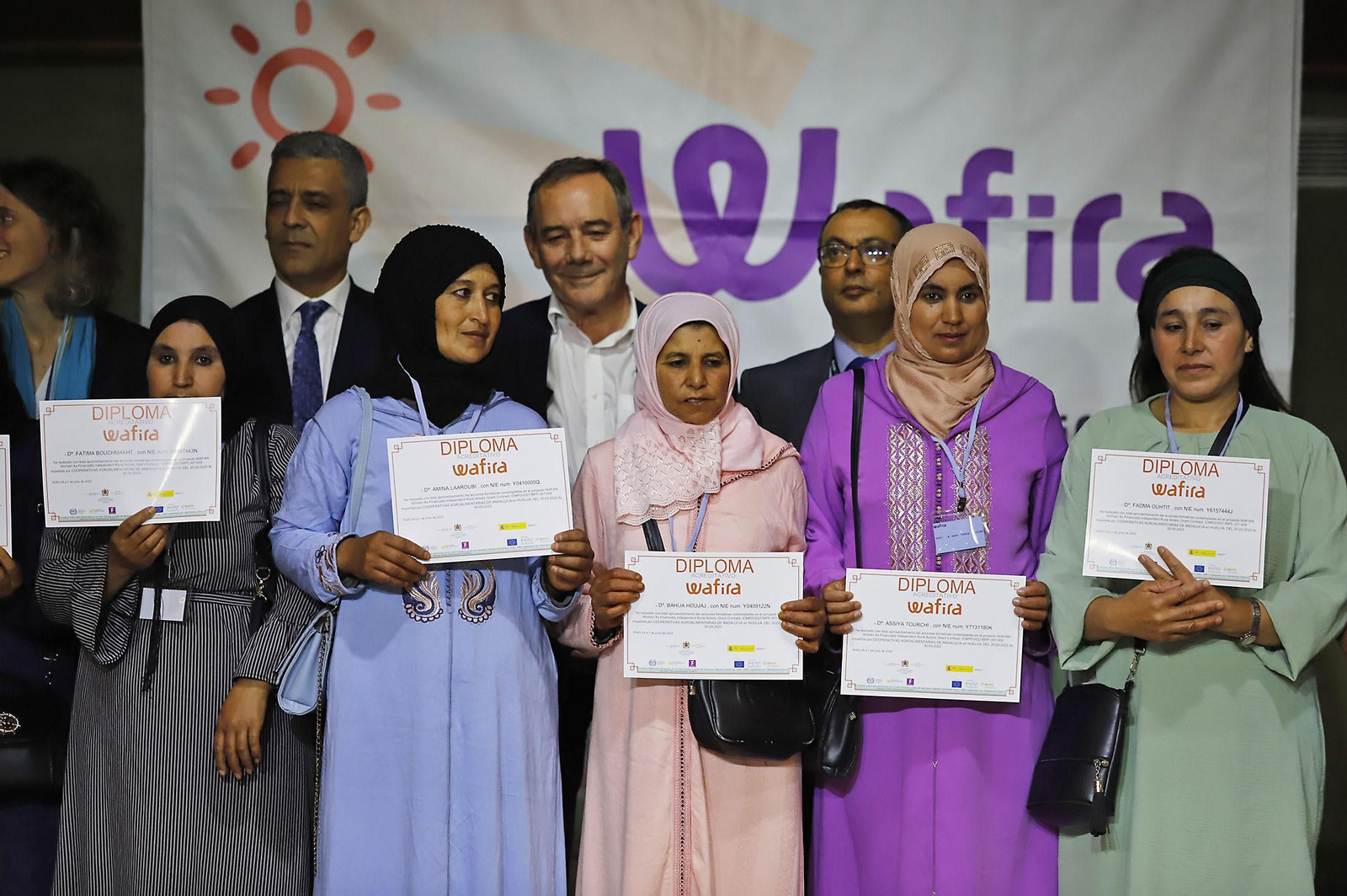 Imágenes de la entrega de los diplomas a las mujeres que han participado en el programa Wafira. Imágenes de la entrega de los diplomas a las mujeres que han participado en el programa Wafira.
