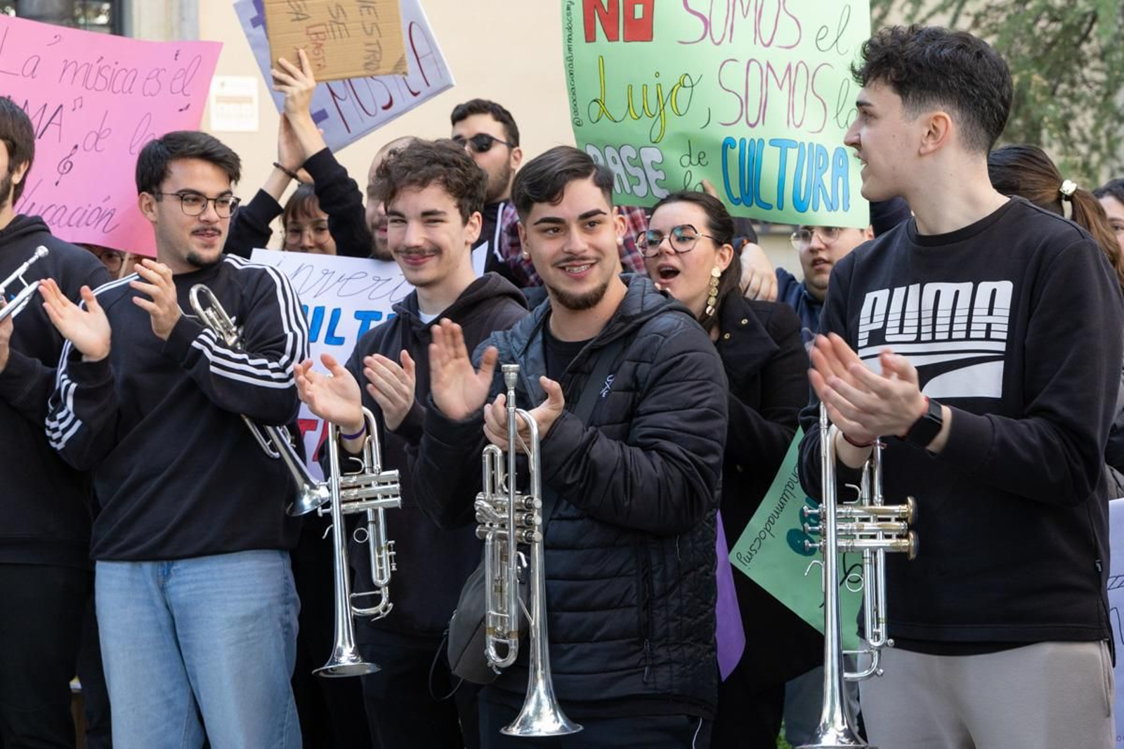 Concentración del alumnado del Conservatorio Superior de Música de Jaén para reclamar a la Junta de Andalucía que cumpla con los compromisos de dotación instrumental de la nueva sede