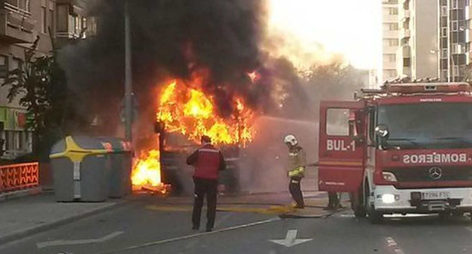 Arde un autobús del Factory del aeropuerto provocando una densa columna de humo