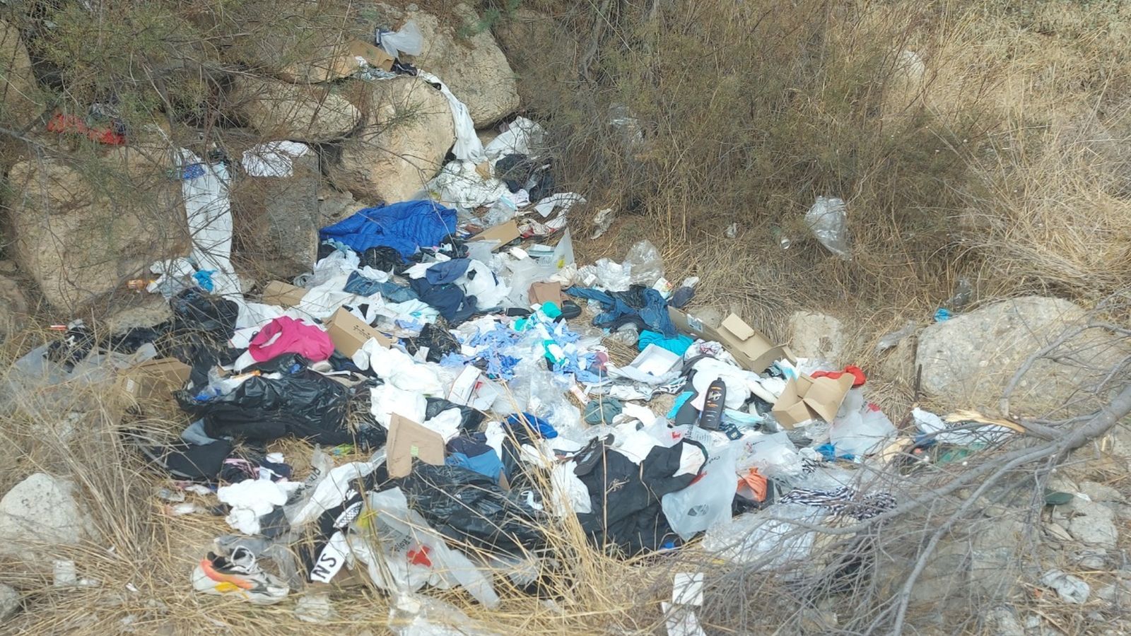 Más basura acumulada en el entorno.