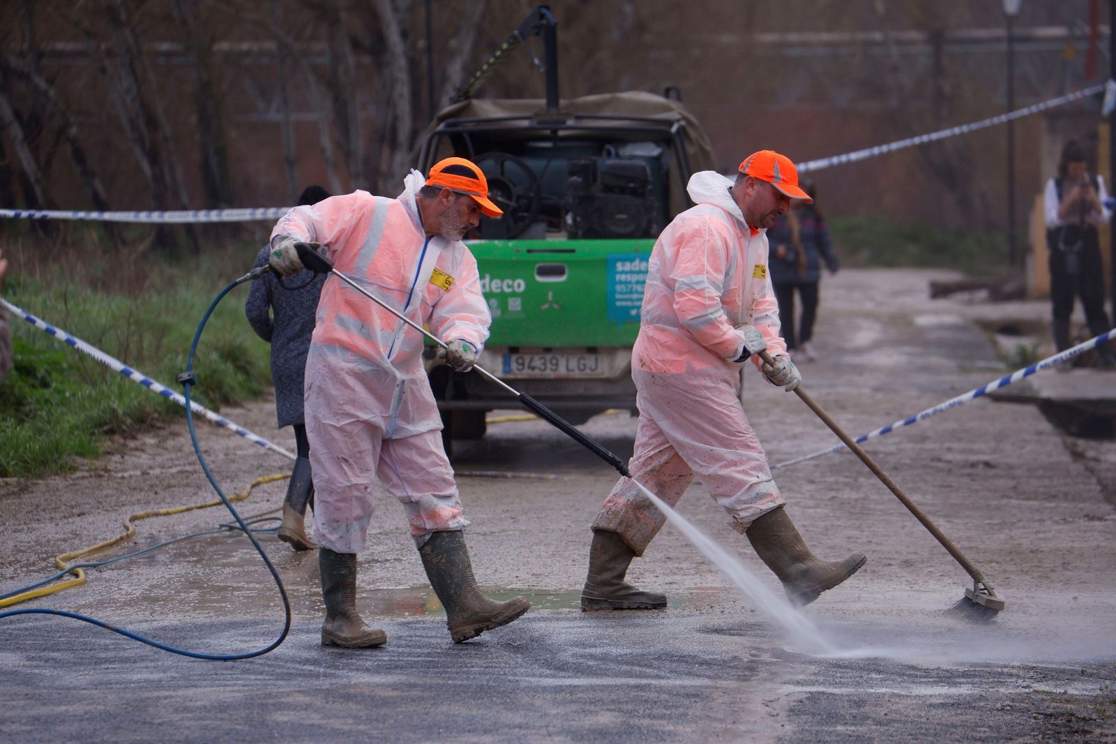 Limpieza en las parcelas de Córdoba tras el tren de tormentas