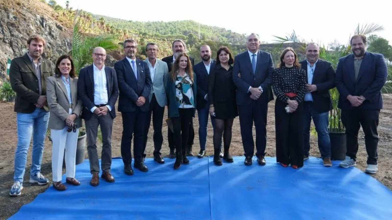 Autoridades en el acto donde se ha colocado la primera piedra.