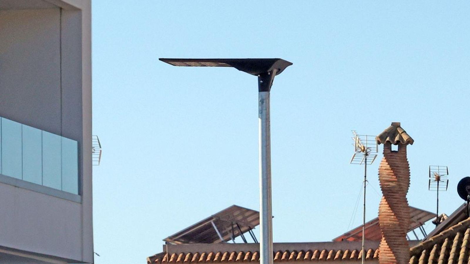 Primera farola instalada en la A-2003, entre Jerez y Estella, a la altura del cementerio.
