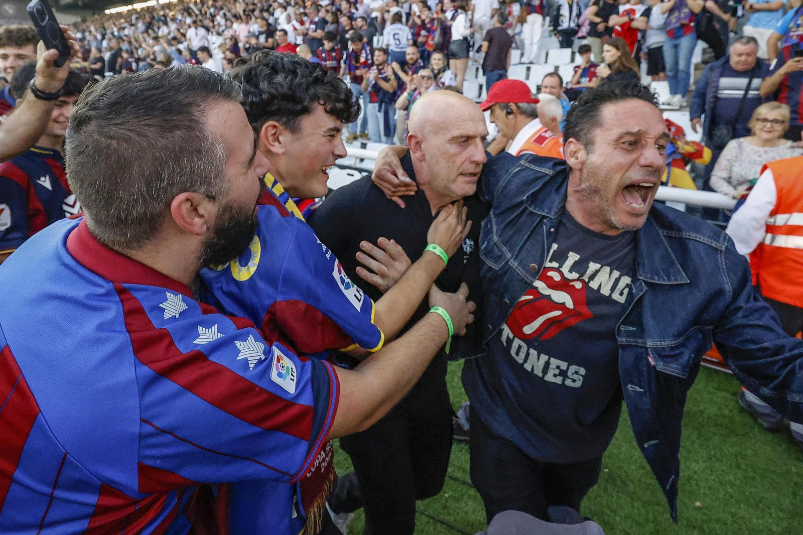 Celebración de Calero y su gente tras el Burgos - Levante UD