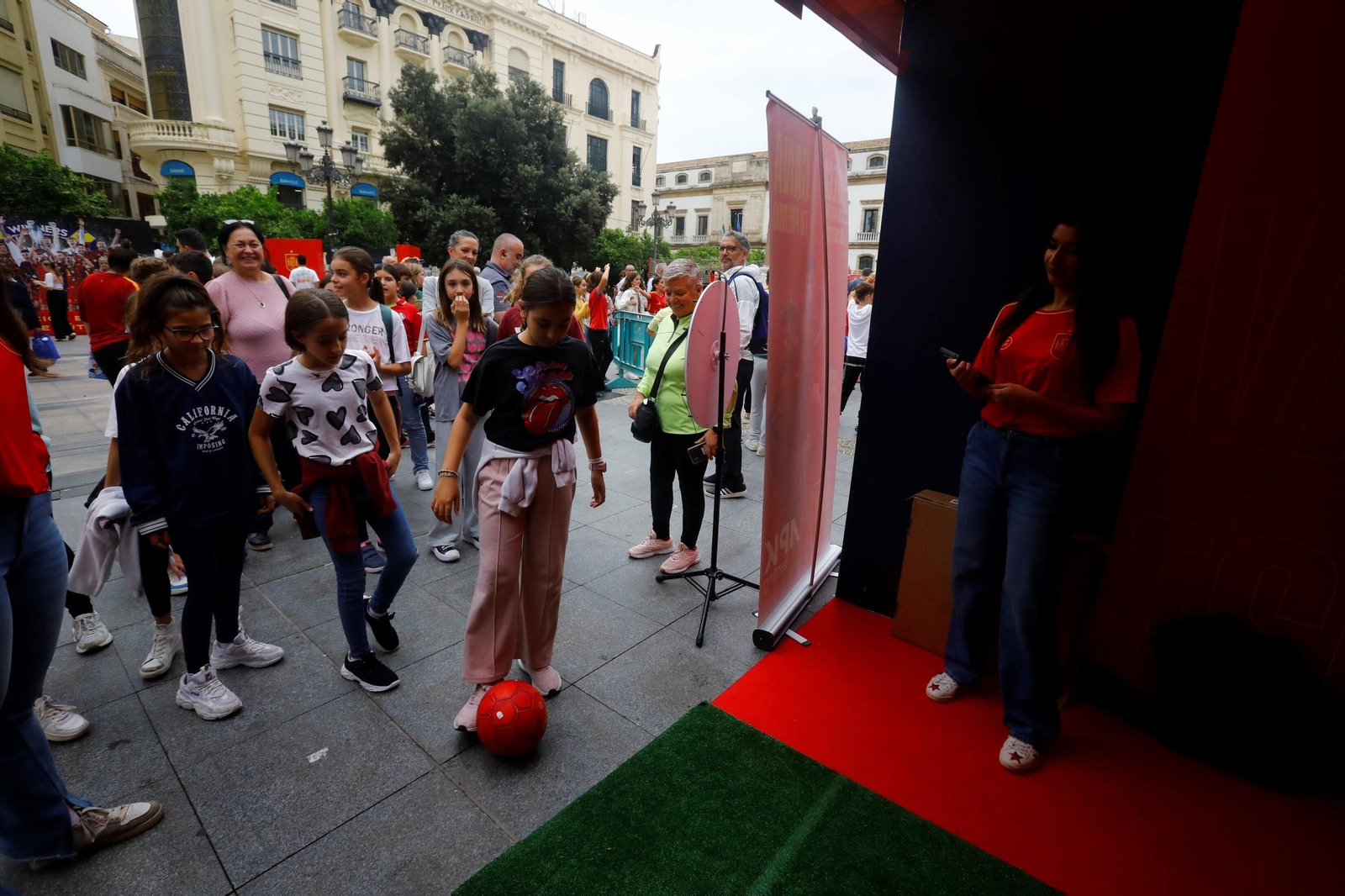 Los colegios de Córdoba disfrutan de la Fan Zone de la selección española, en imágenes