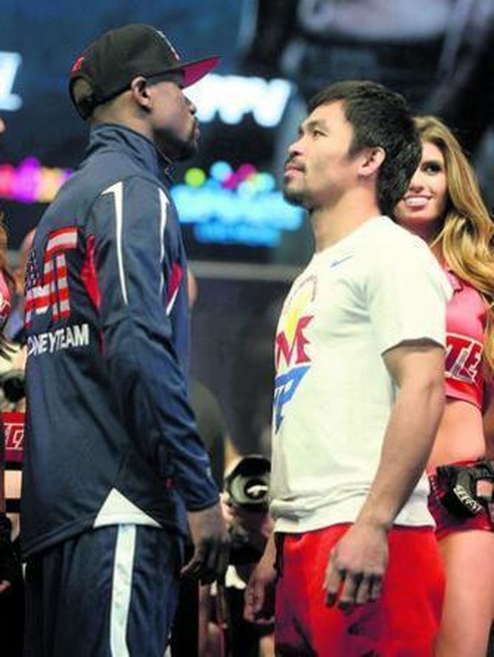 Mayweather y Pacquiao se encaran antes del supuesto combate del siglo, que quedó en fiasco.