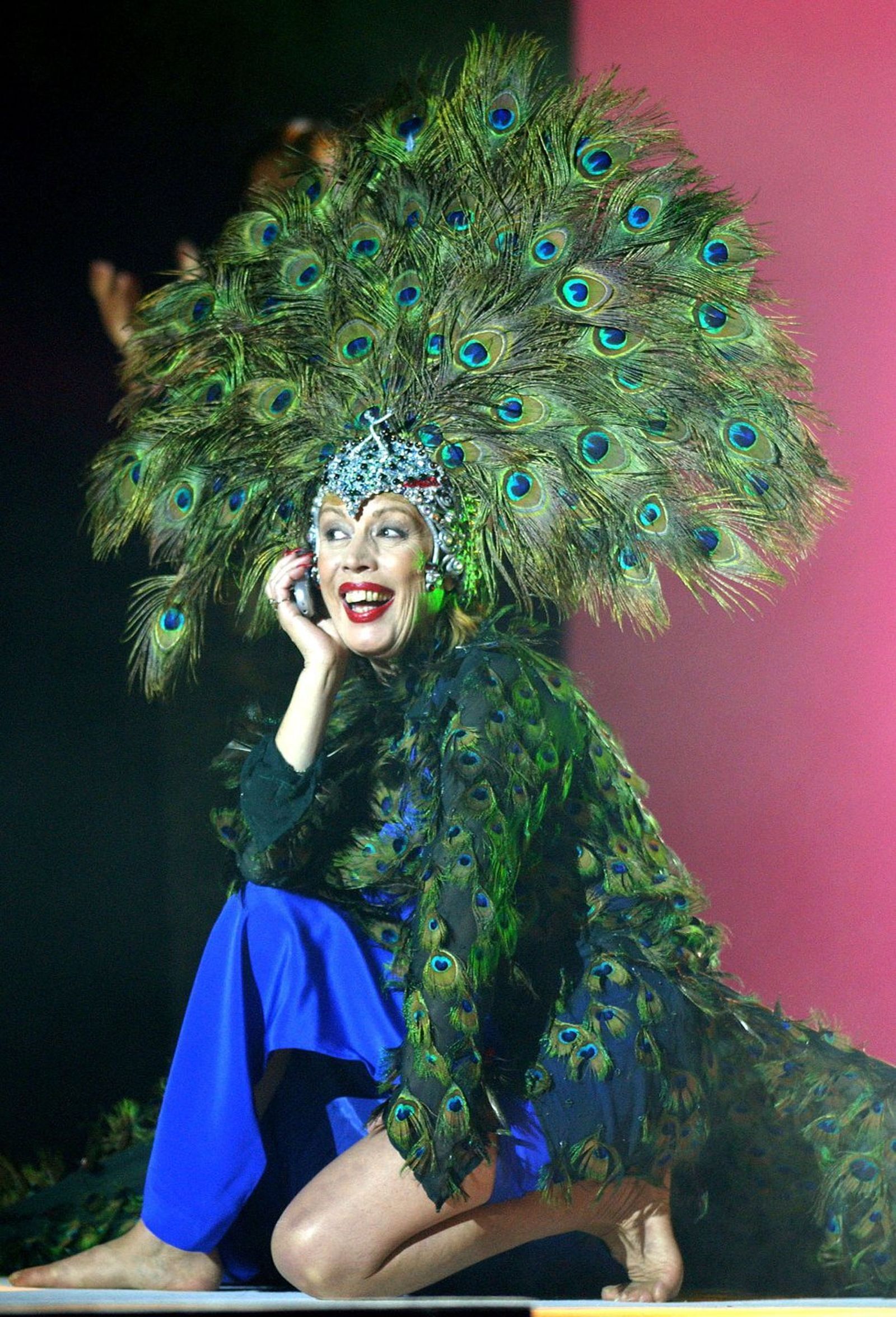 Con las plumas de pavo real que lucía en su disco con Sabina.