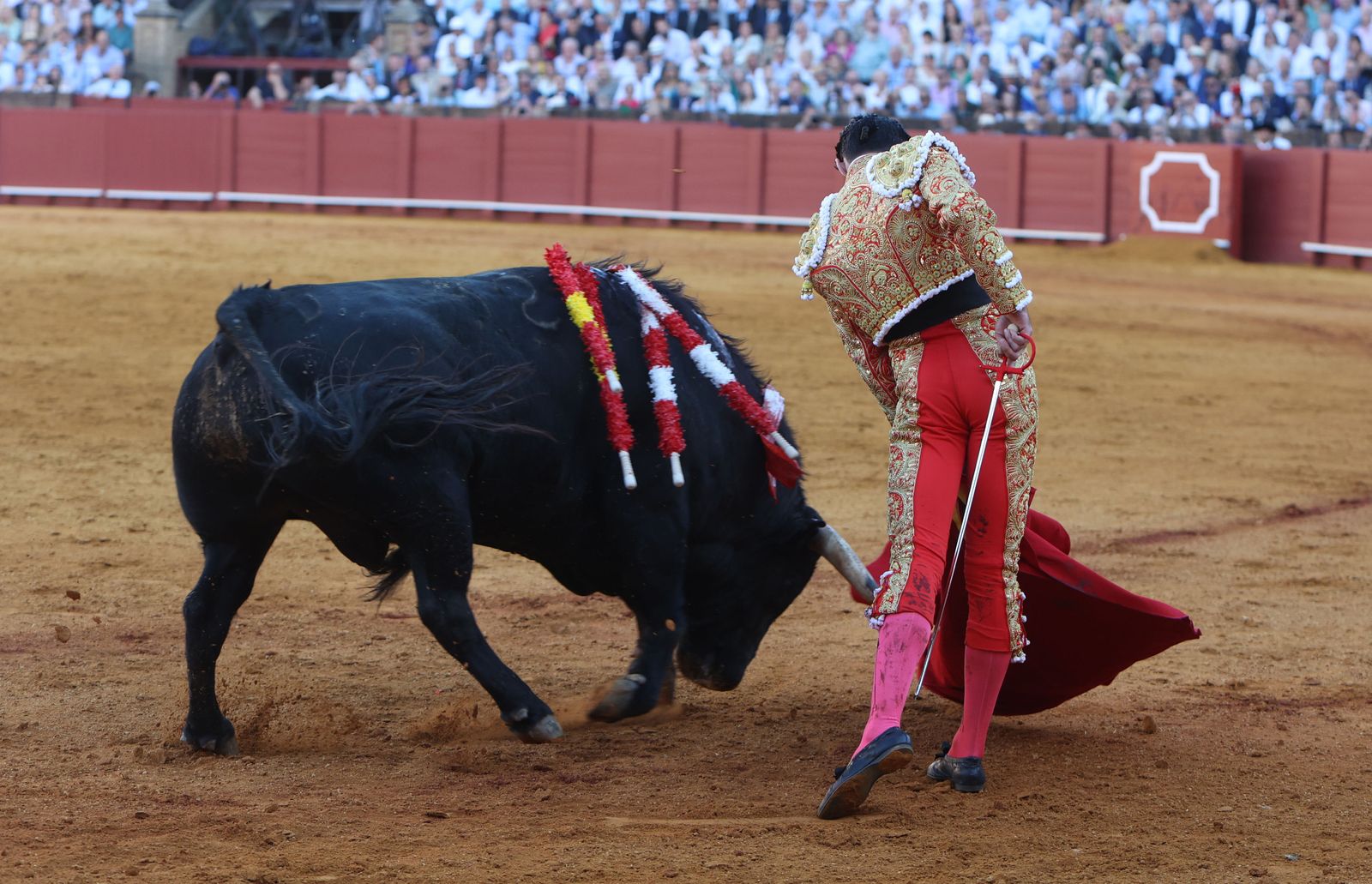 Imágenes de la corrida de toros en la Feria de Sevilla 2023 con El Juli, Alejandro Talavante y Tomás Rufo