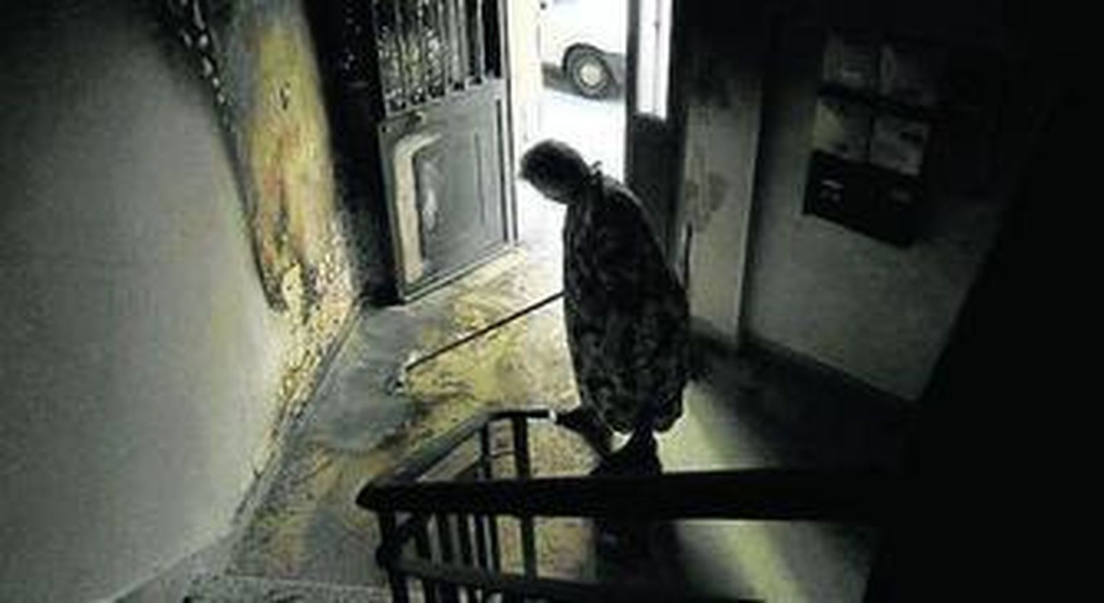 Imagen del interior del portal de la calle José Carlos de Luna, ayer.