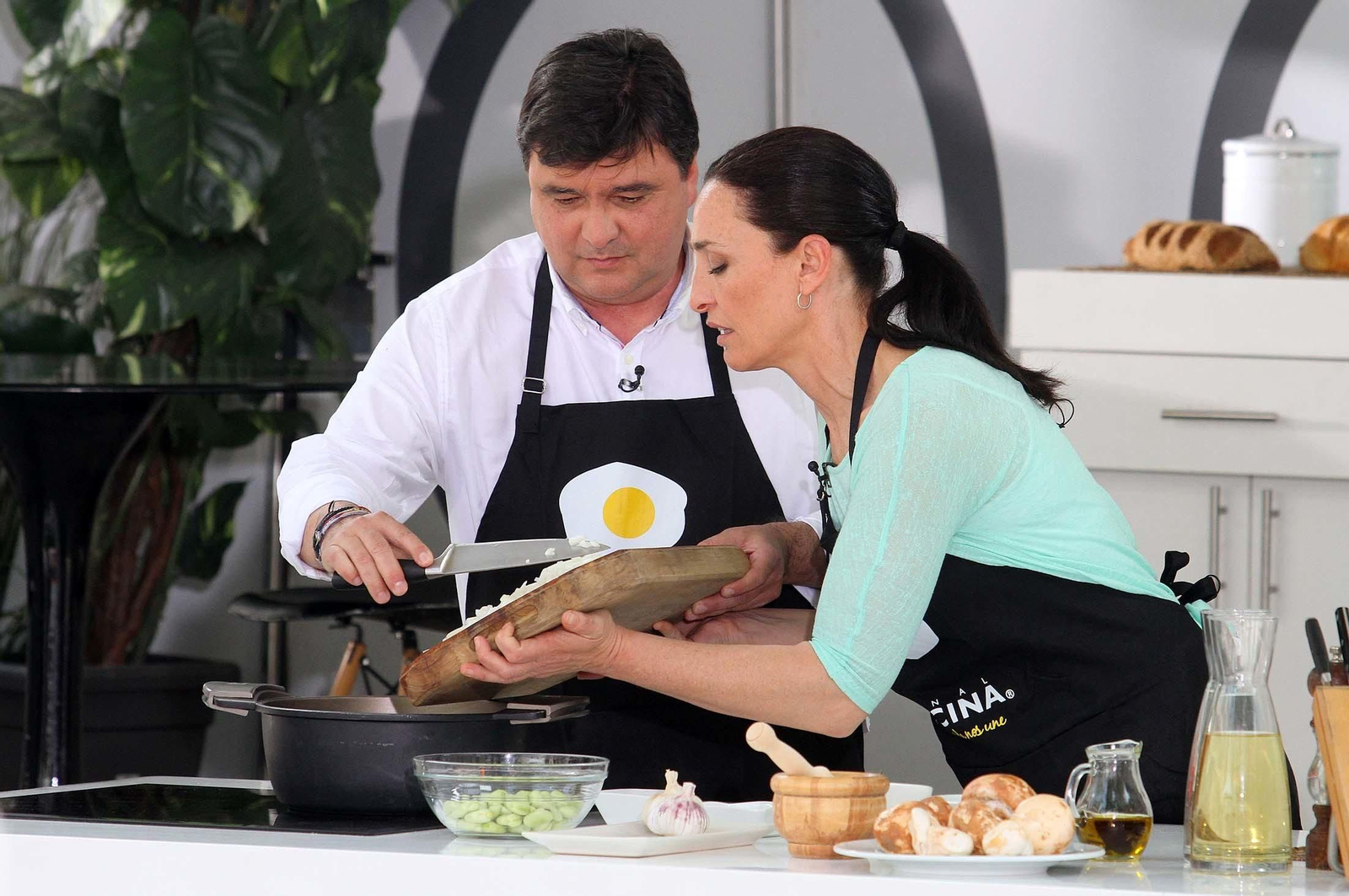 Imágenes de Gabriel Cruz durante la grabación del programa 'Hoy cocina el alcalde'.