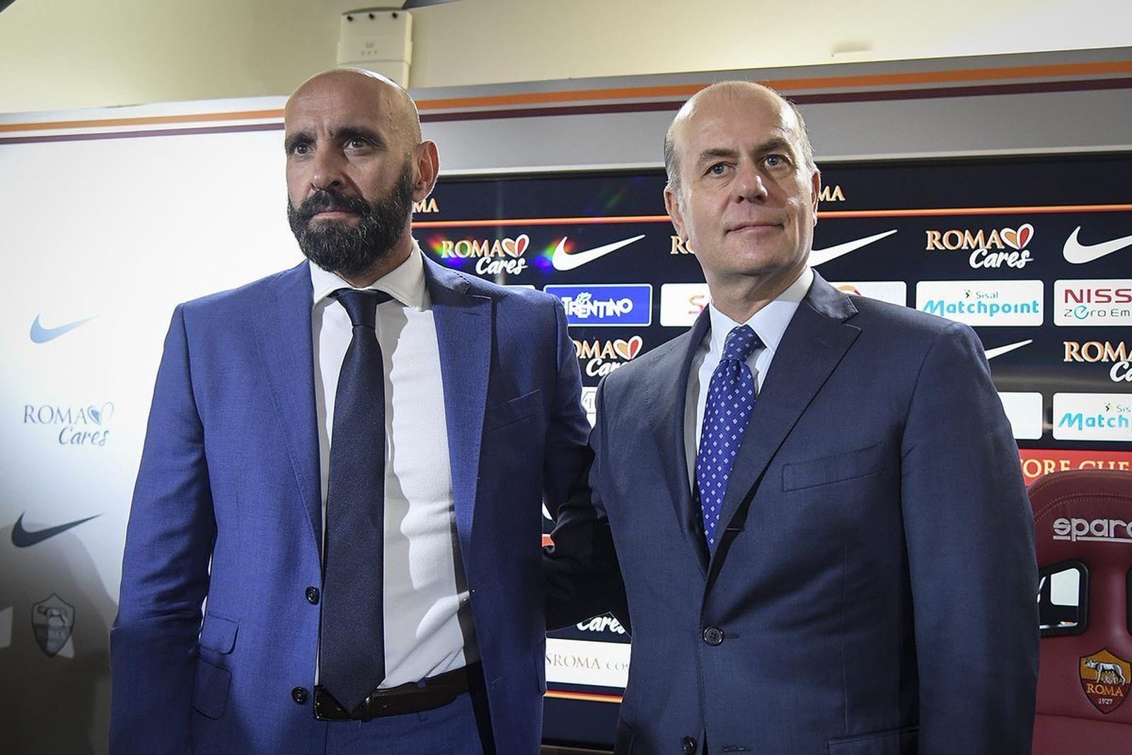 Monchi es presentado por el administrador delegado, Umberto Gandini.