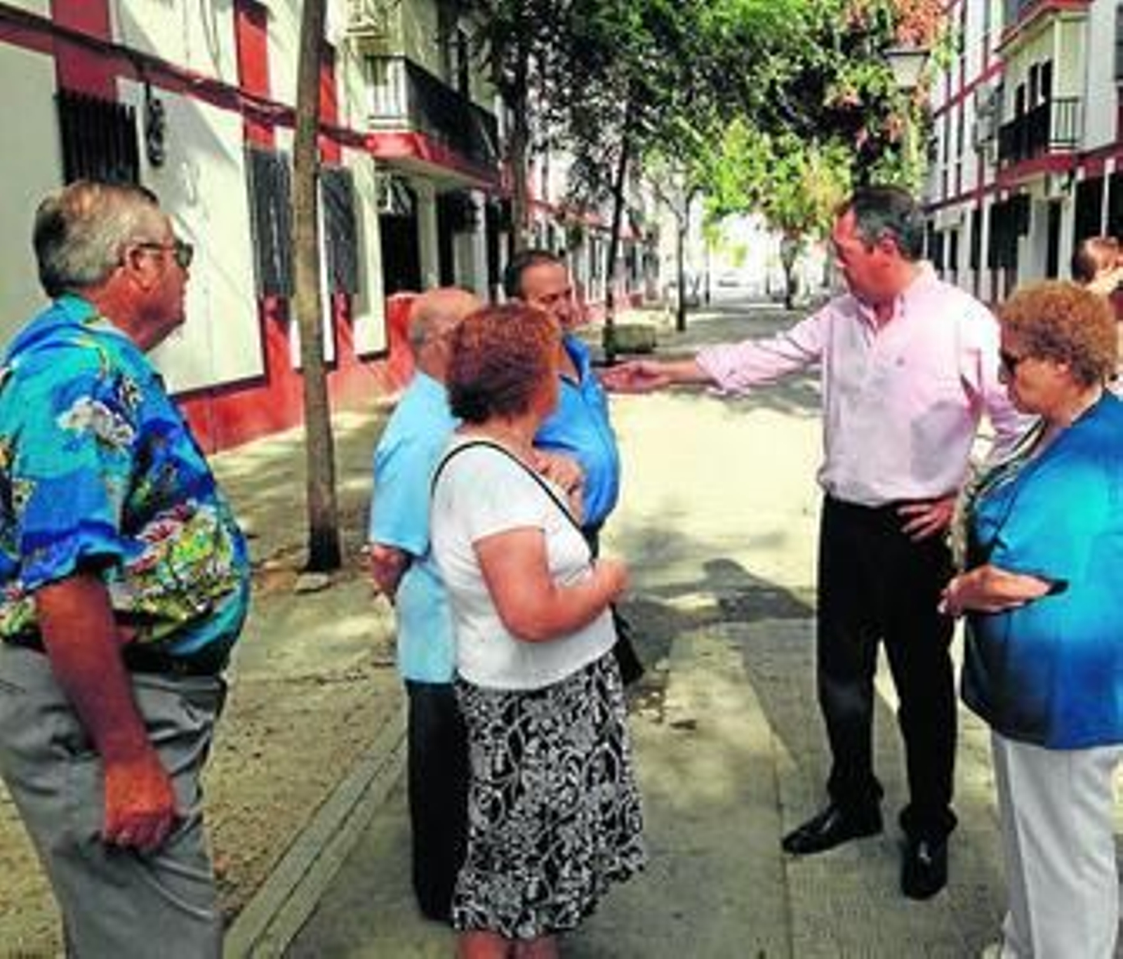 Espadas con algunos vecinos, durante su recorrido por la calle José Muñoz.