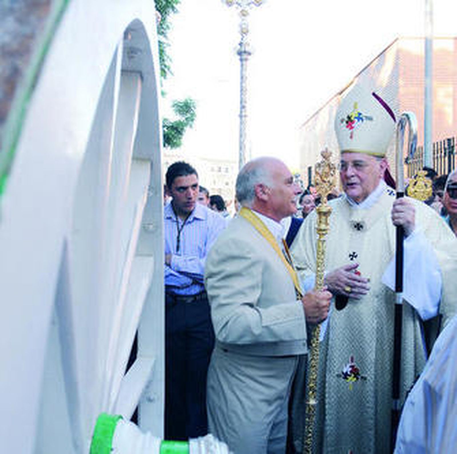 Alegría desbordante de las peregrinas en la salida de Sevilla Sur hacia el Rocío.