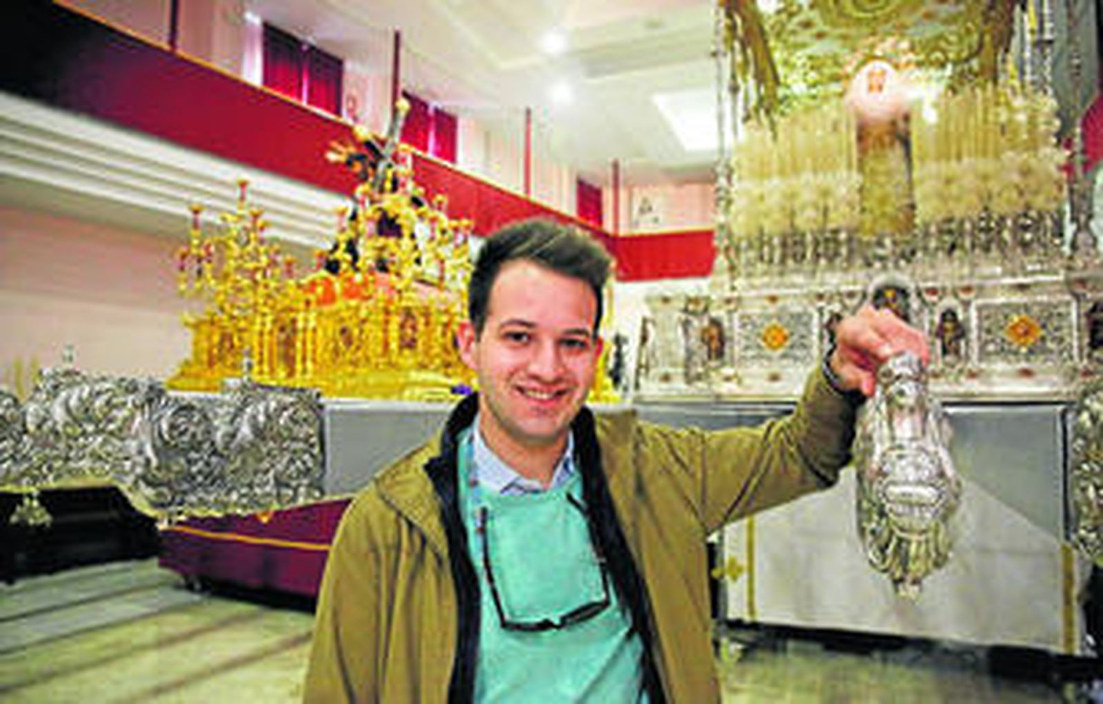 Fran Criado, apoyado en el varal de su Virgen del Rocío, en la casa hermandad.