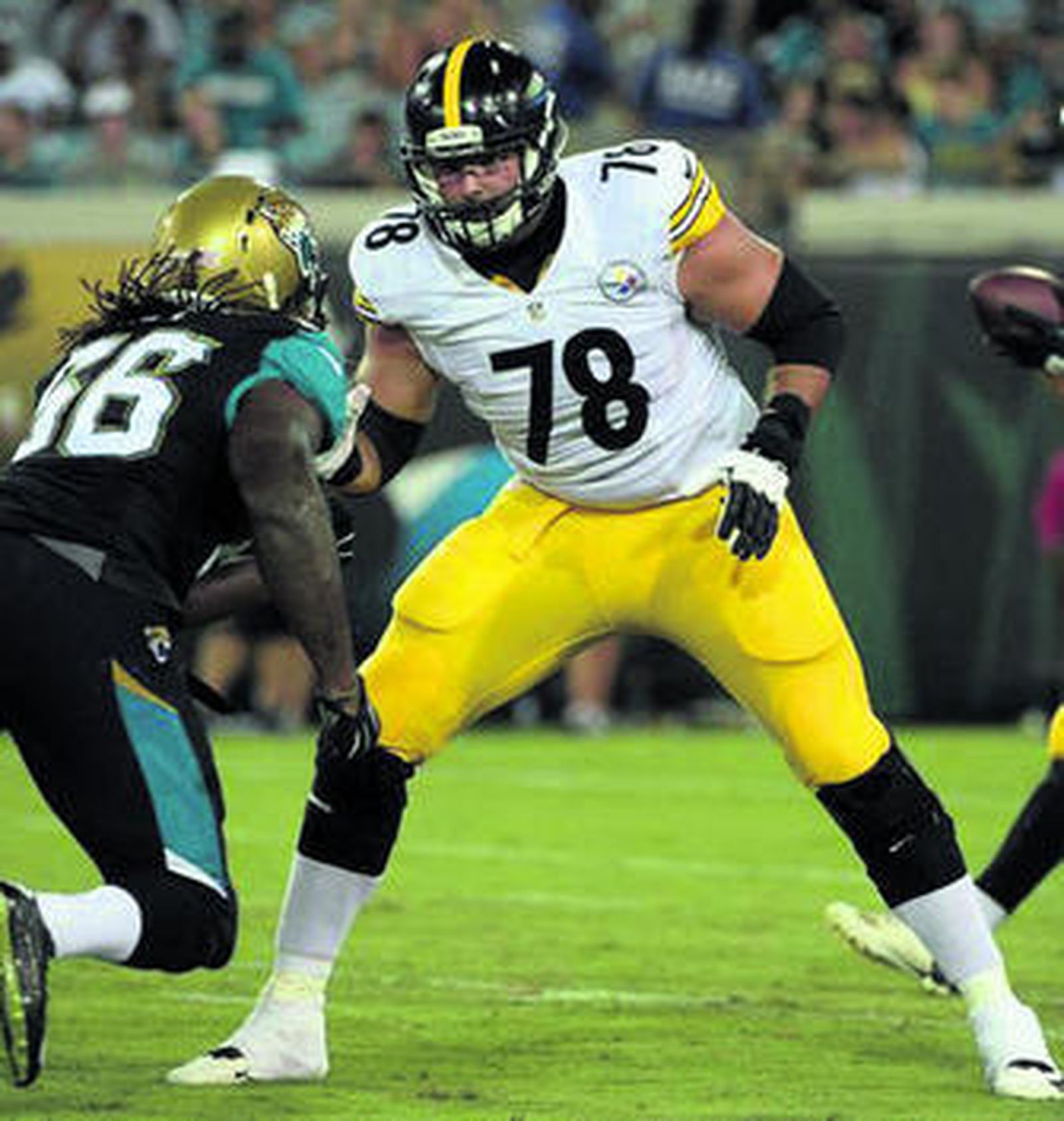 Ali Villanueva se dispone a parar a un defensa de los Carolina Panthers durante un partido de pretemporada.