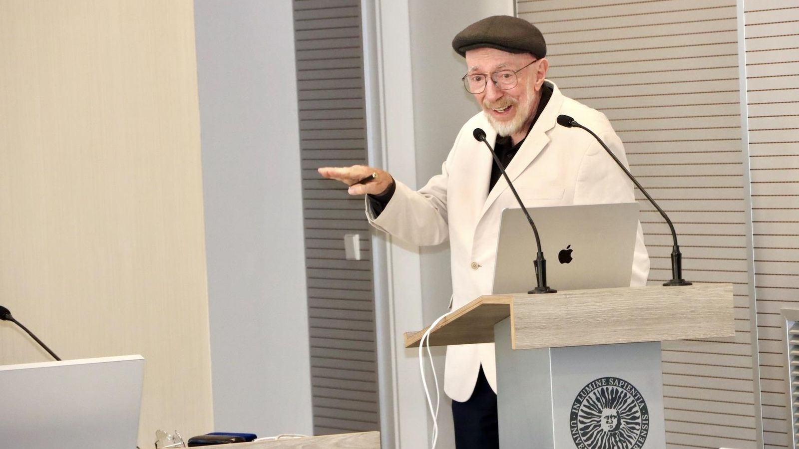 Kip Thorne durante su conferencia.