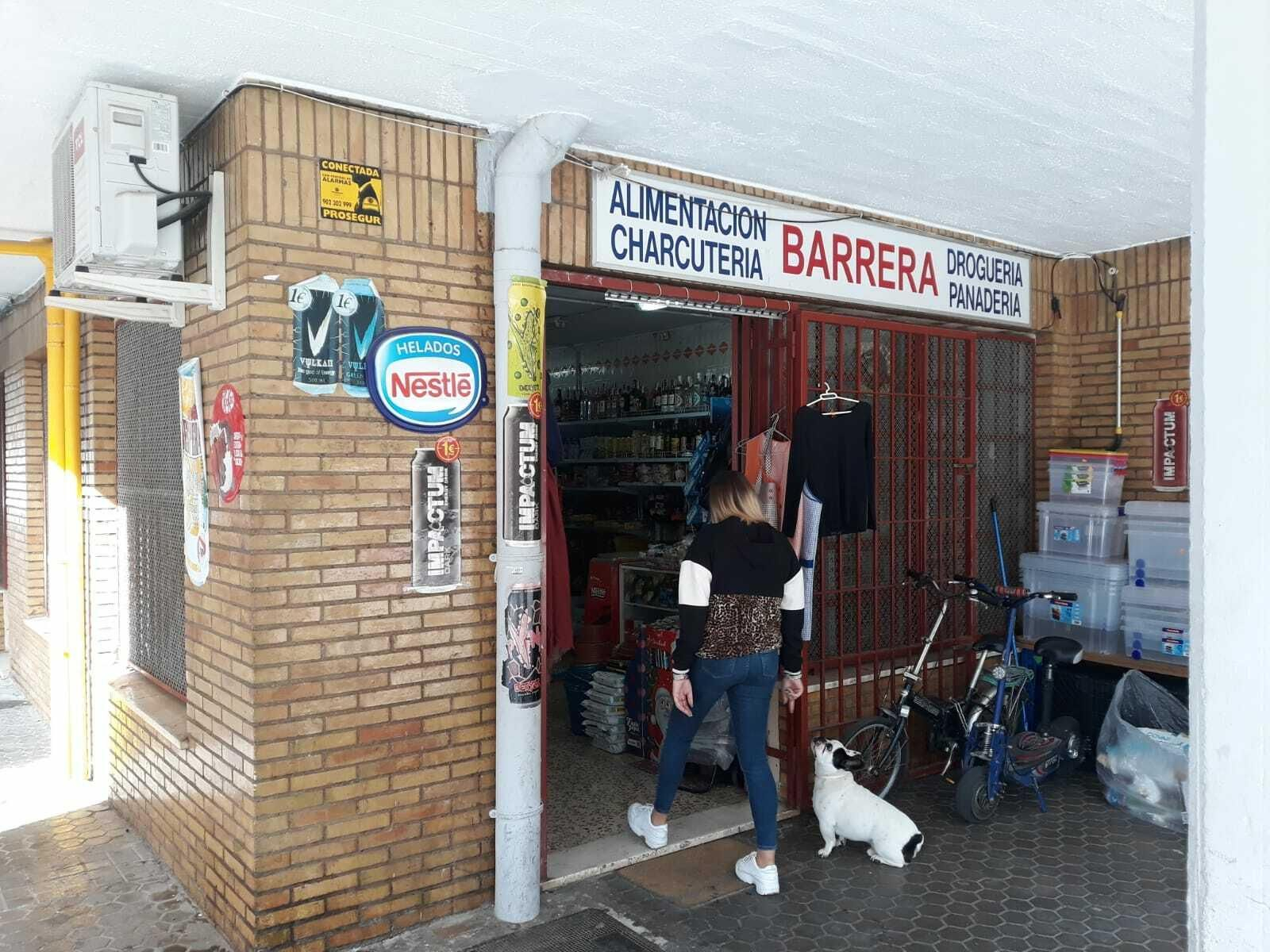 Una joven entra en la tienda donde se produjo el atraco.