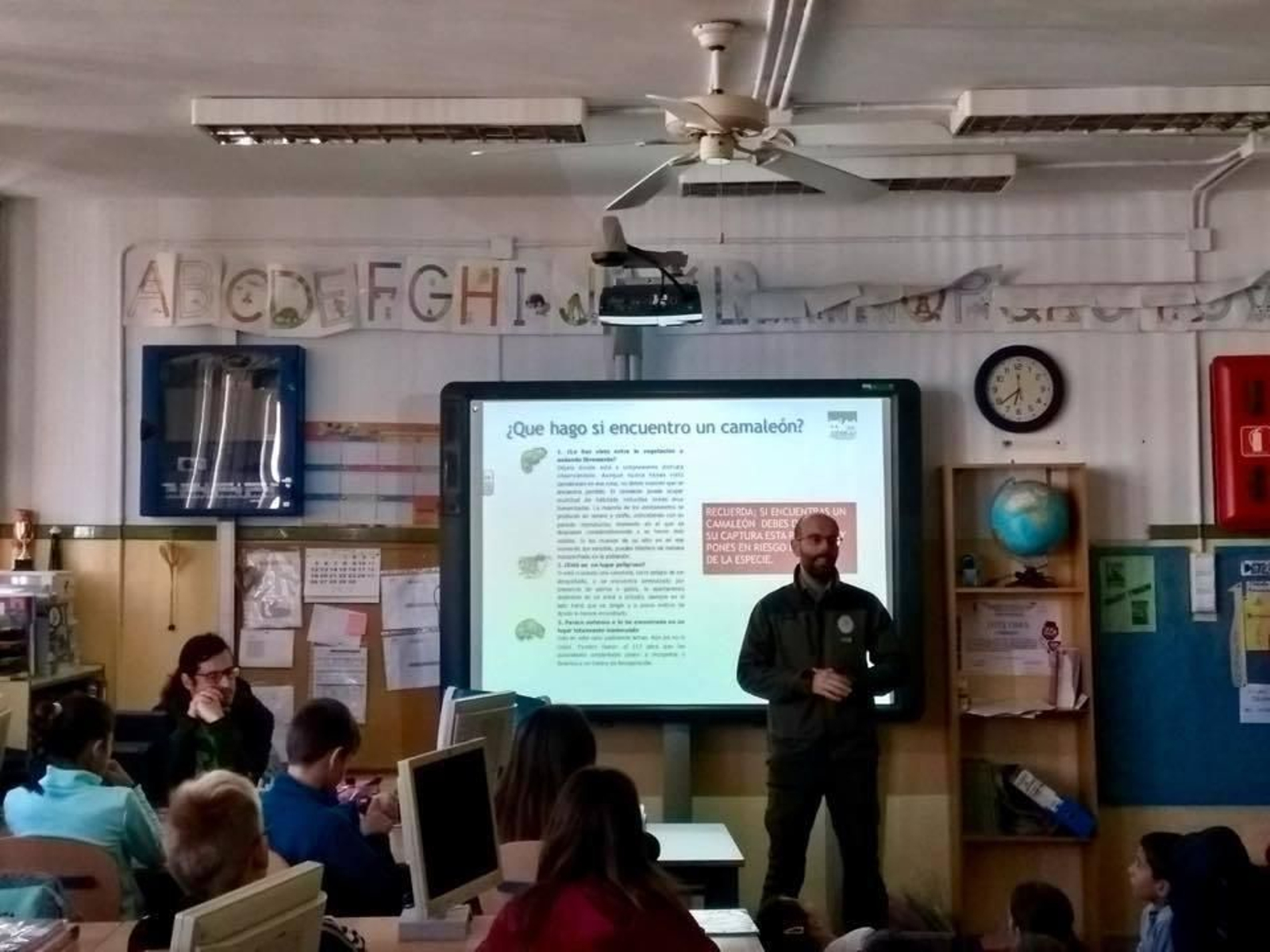 Momento de una de las charlas en un centro educativo de Roquetas