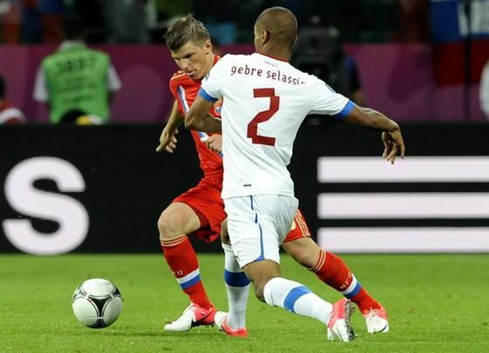 Rusia golea a la República Checa por 4-1 y se convierte en líder sólido del Grupo A.

Foto: EFE