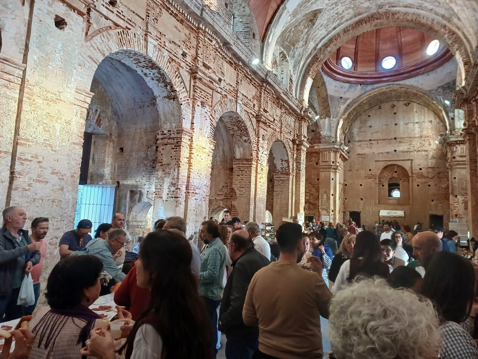 La feria en una anterior edición, dentro de El Monumento