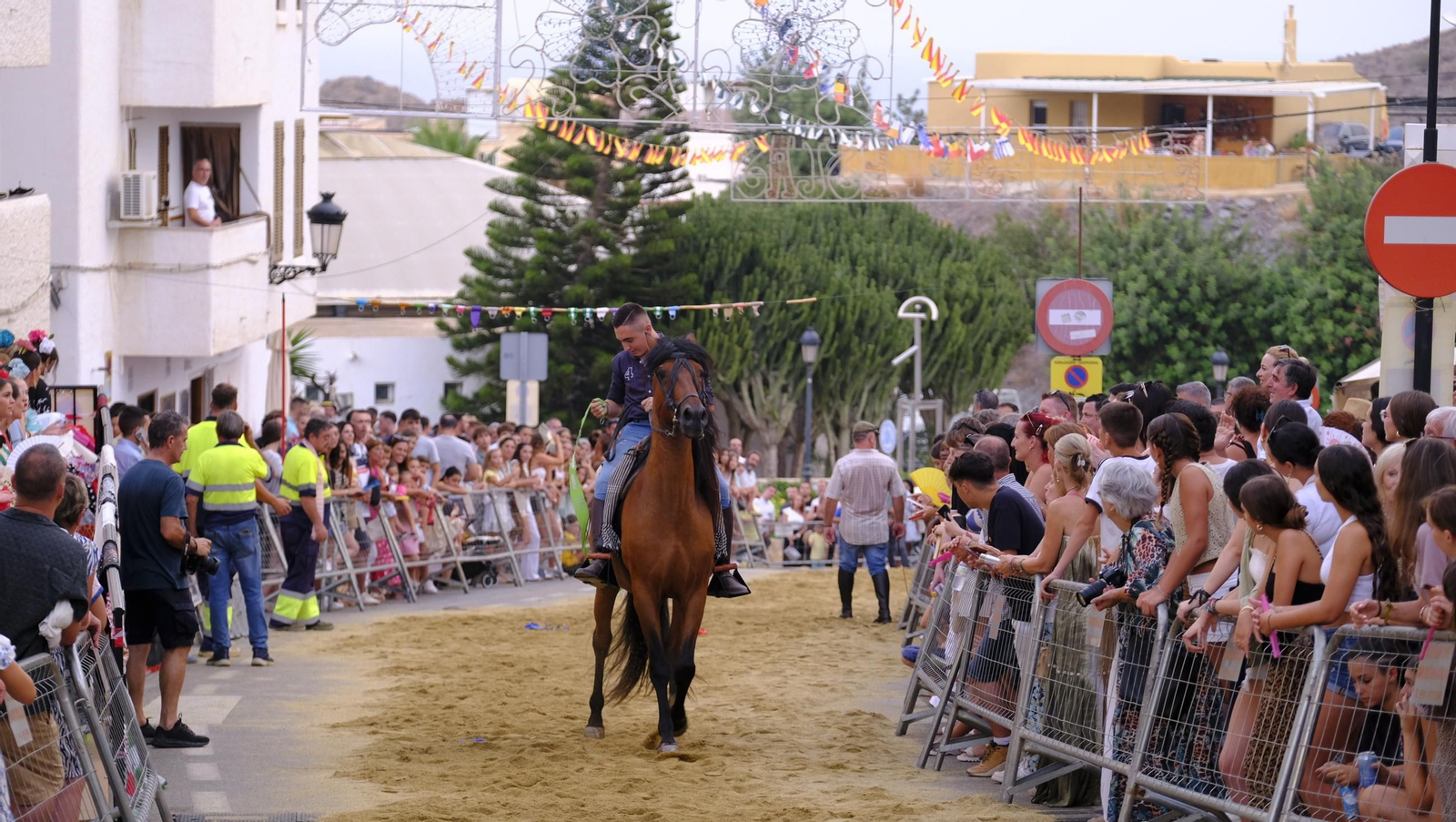La popular carrera de cintas a caballo de las Fiestas de Mojácar, en imágenes