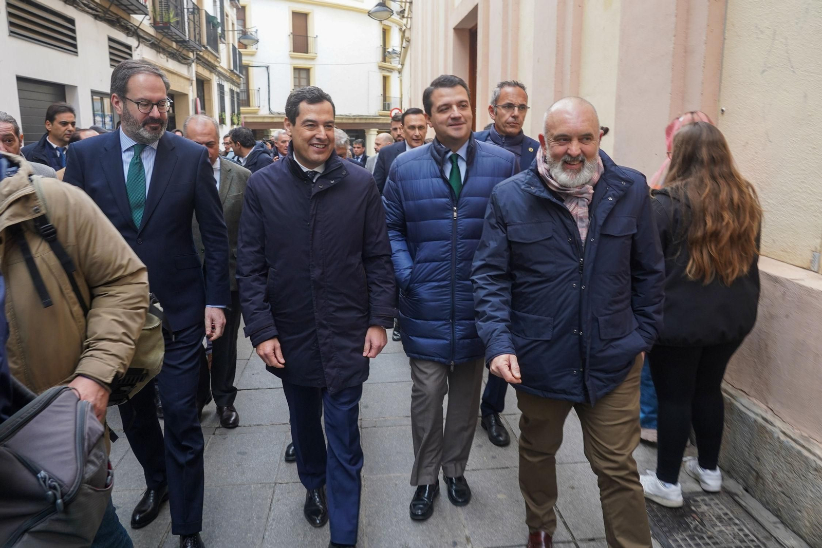 Juanma Moreno, este lunes en Córdoba, junto al alcalde y otros dirigentes del PP.