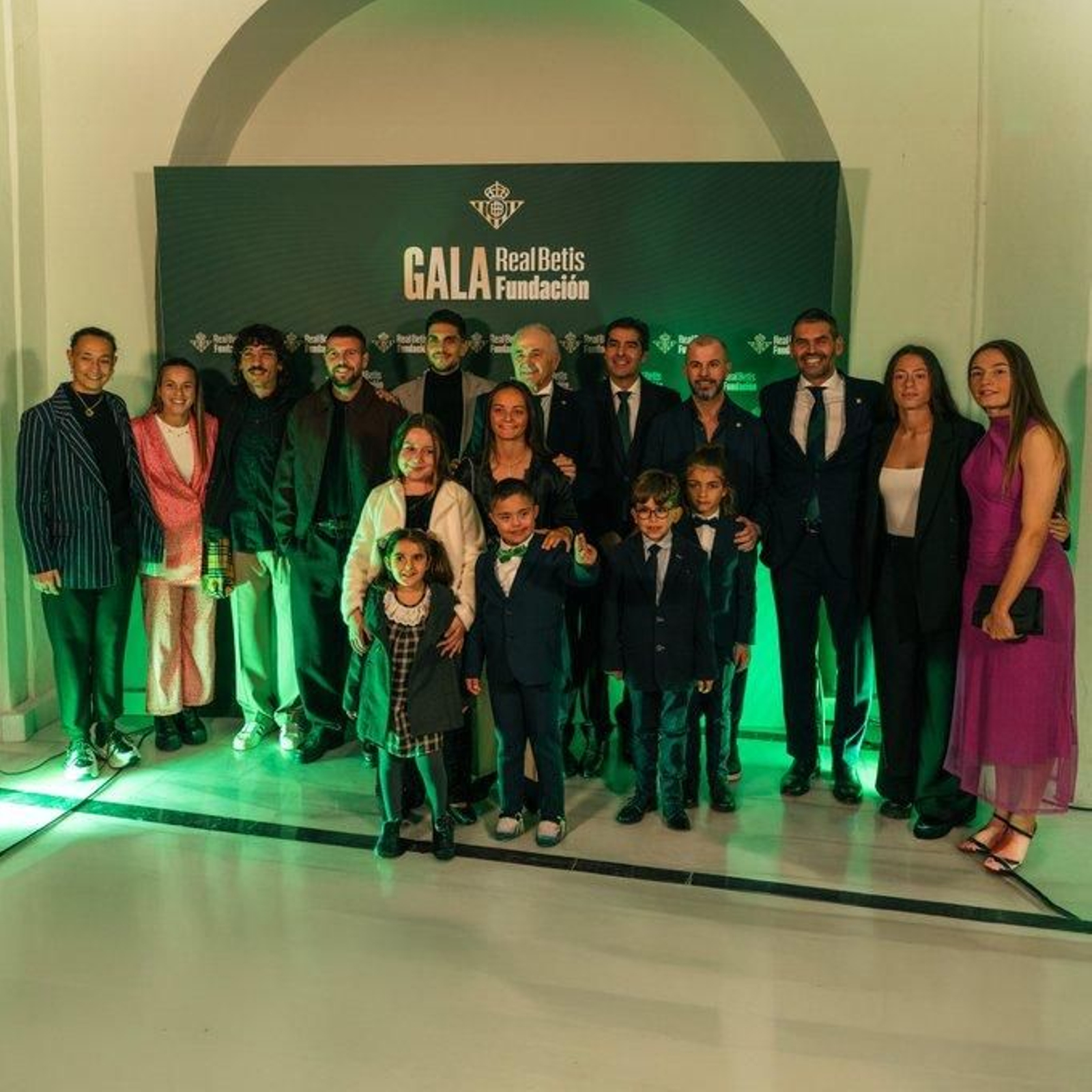 Foto de familia del Betis al inicio de la Gala.