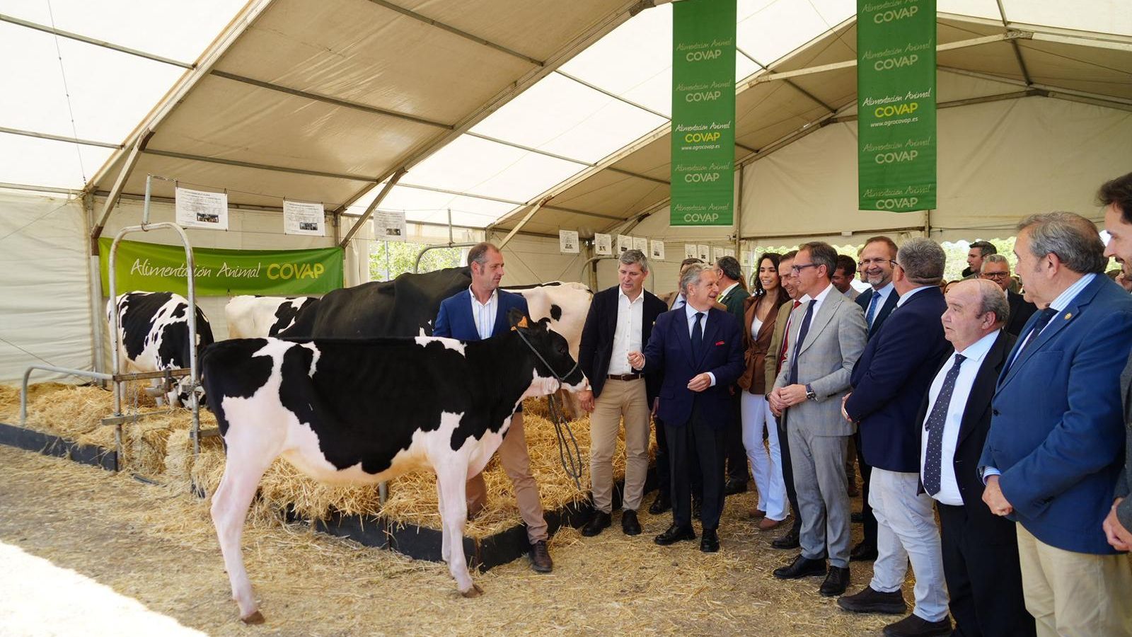 Autoridades en la inauguración de la muestra