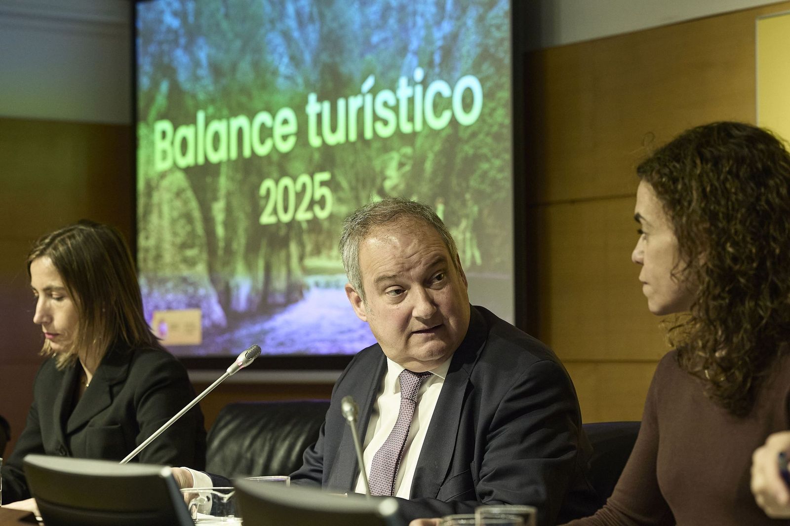 El ministro Jordi Hereu presenta los datos del balance del turismo en España en 2025.