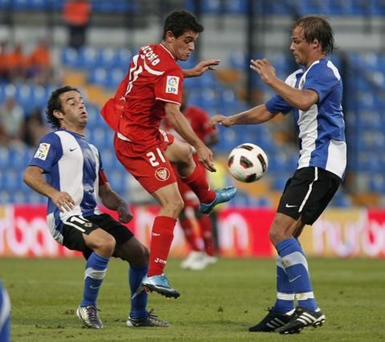 El Sevilla prolonga su mala racha al caer en Alicante ante el Hércules. / Reuters