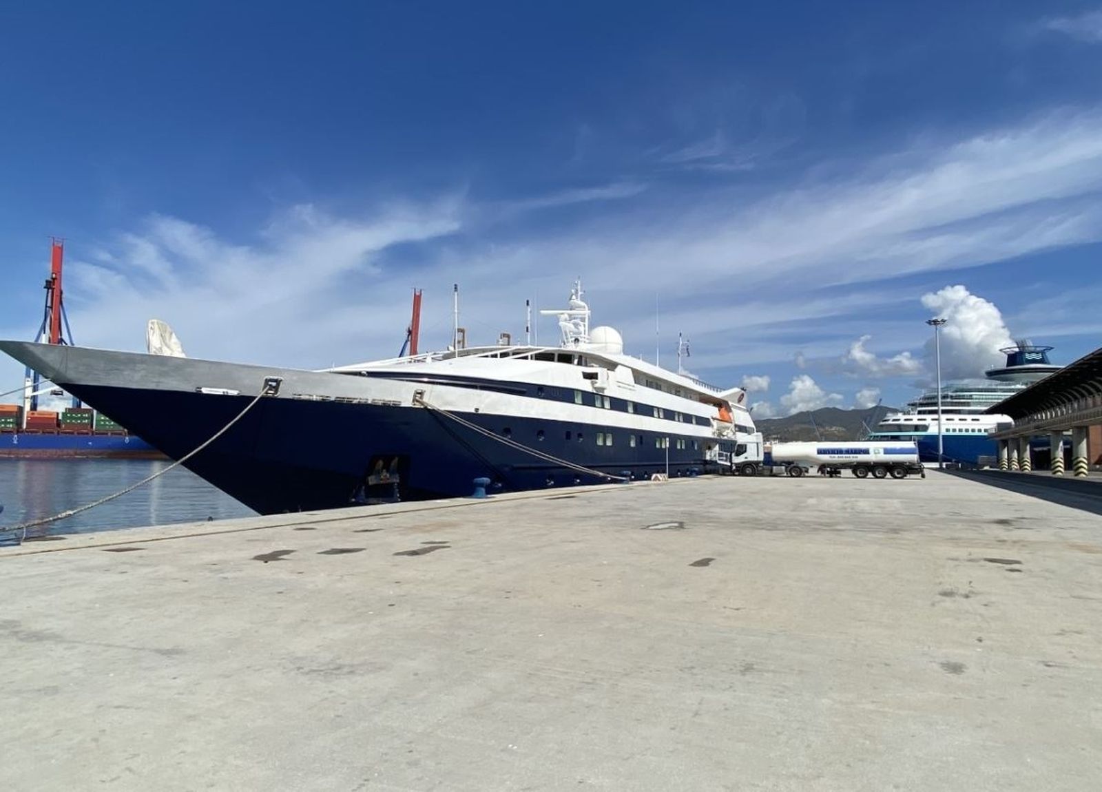 El buque de crucero 'CLIO' atraca en el puerto de Málaga.