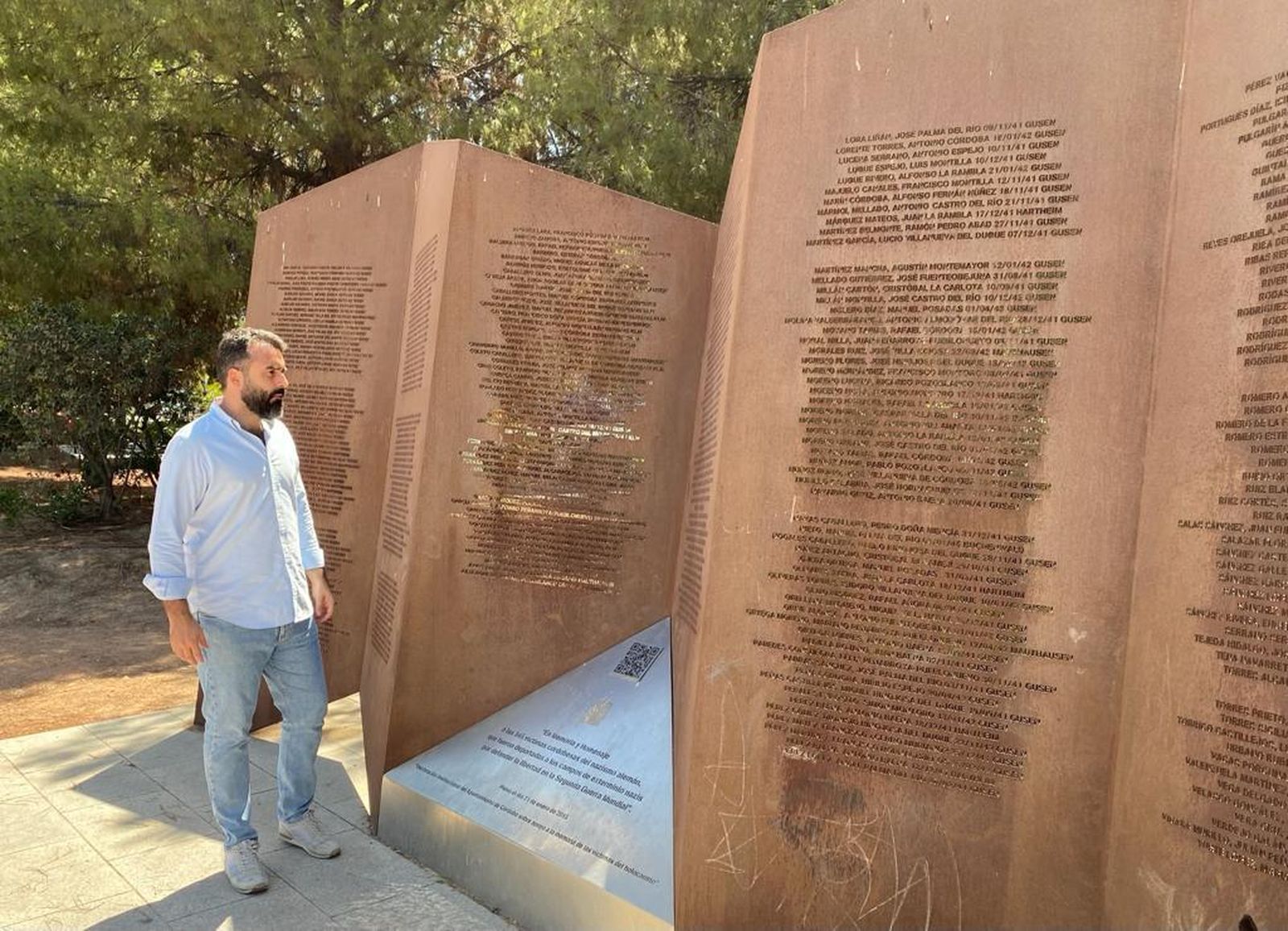 Alberto Mayoral, en un memorial con nombres de los represaliados.