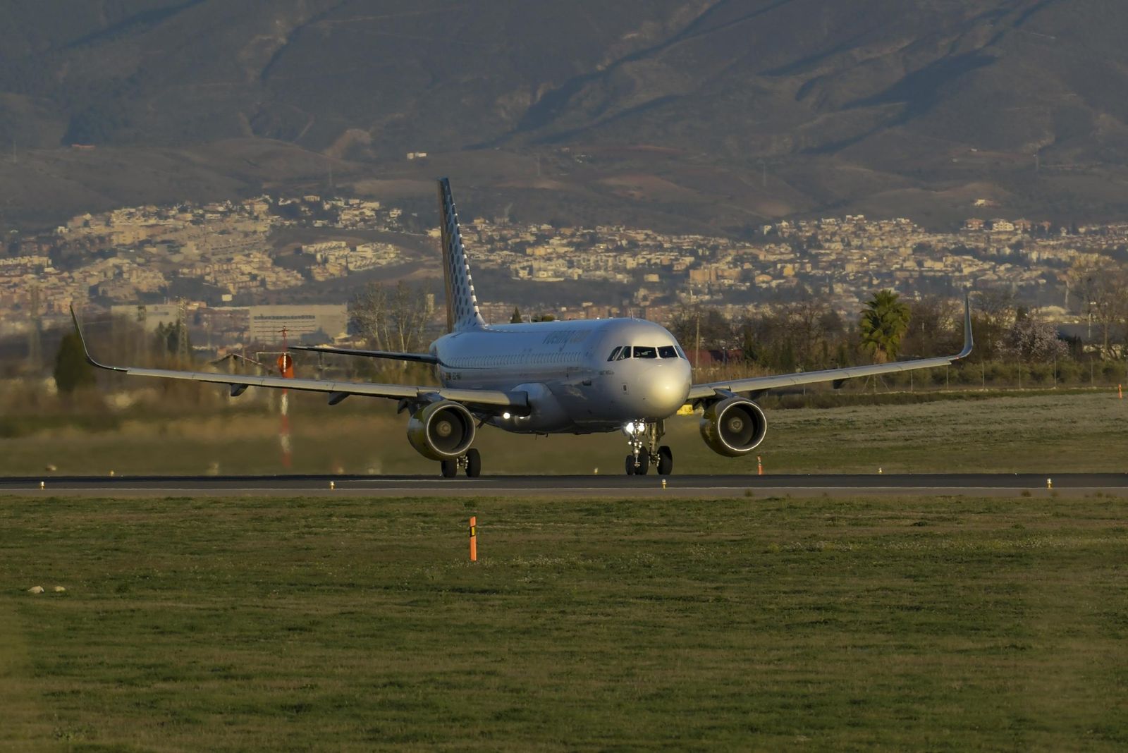 Un avión de Vueling se dispone a despegar en Granada