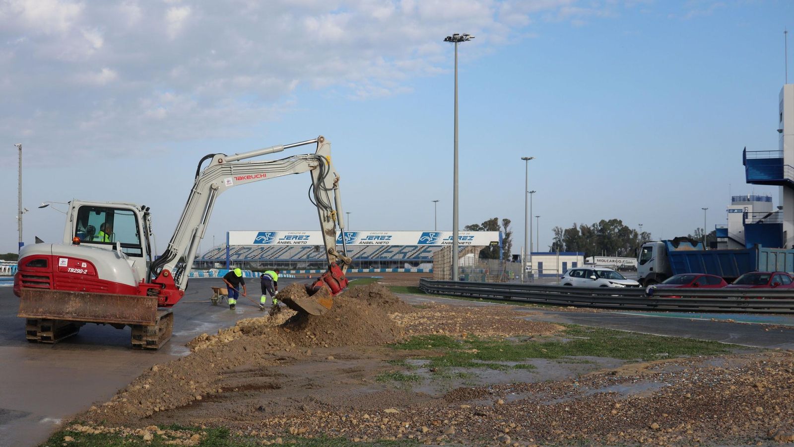 Las máquinas ya han comenzado a retirar el barro acumulado en el Circuito.