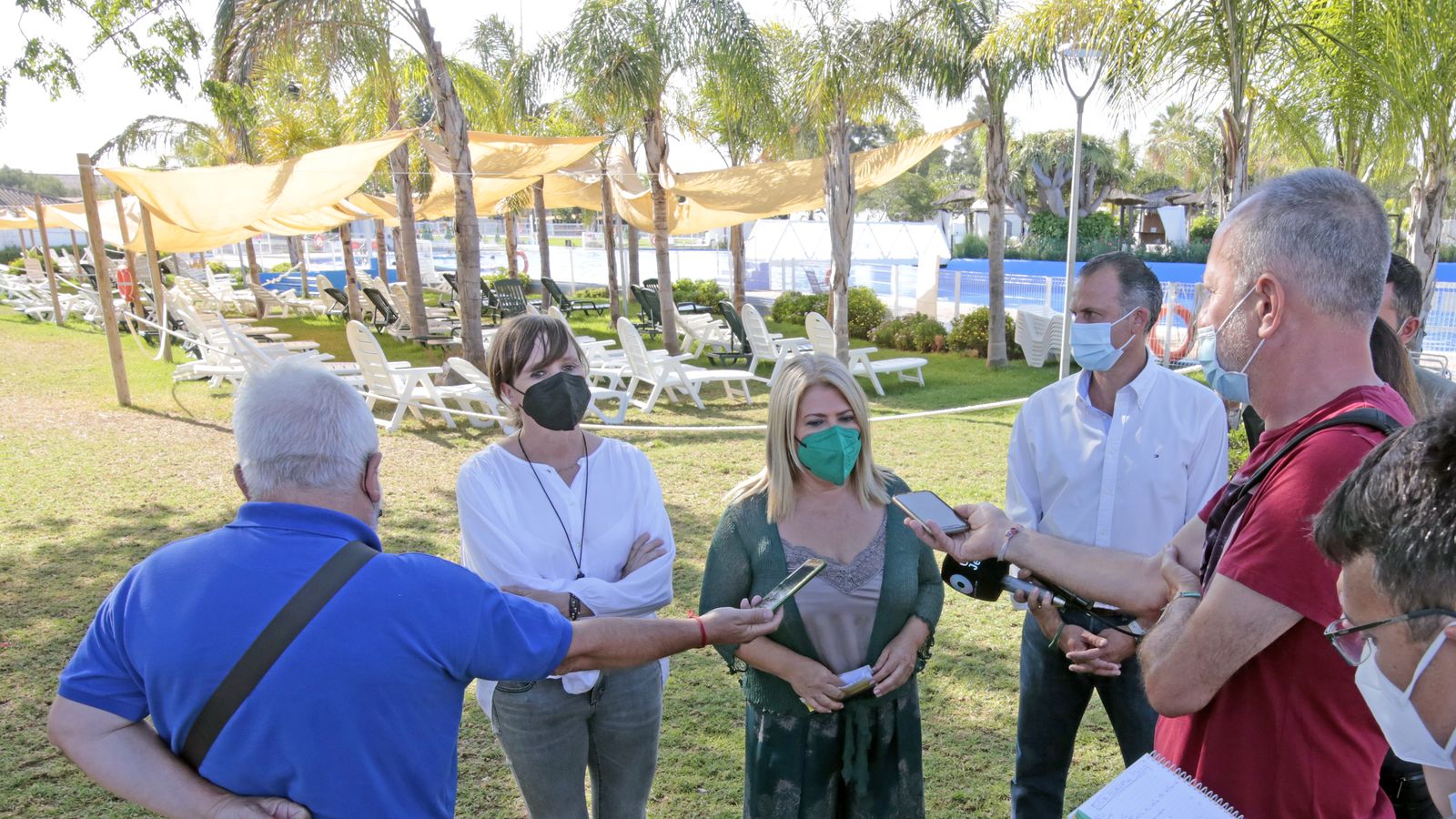 La alcaldesa y la delegada de Economía, durante una visita semanas atrás a Piscinas Jerez.