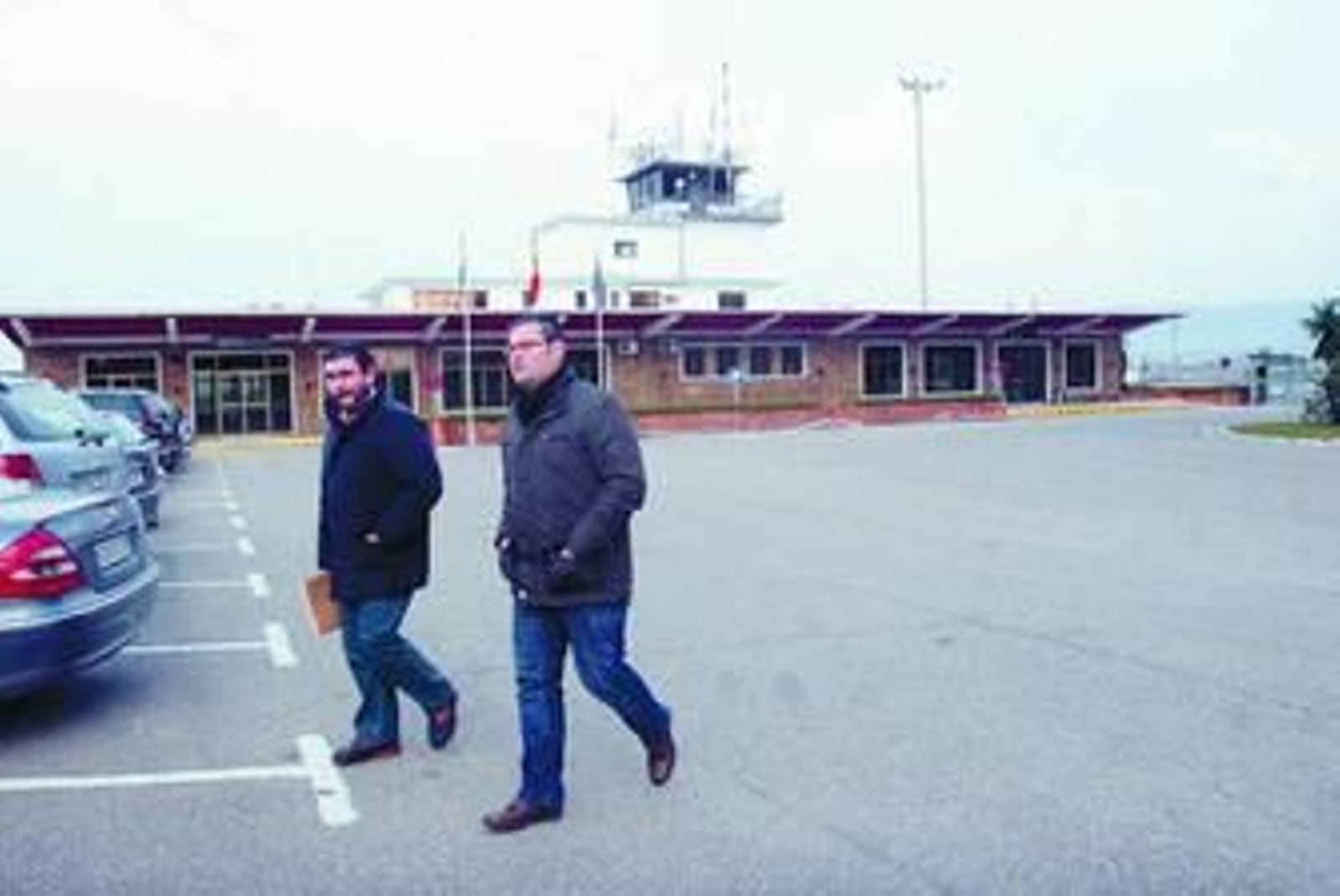 Vecinos llegando ayer a la reunión.