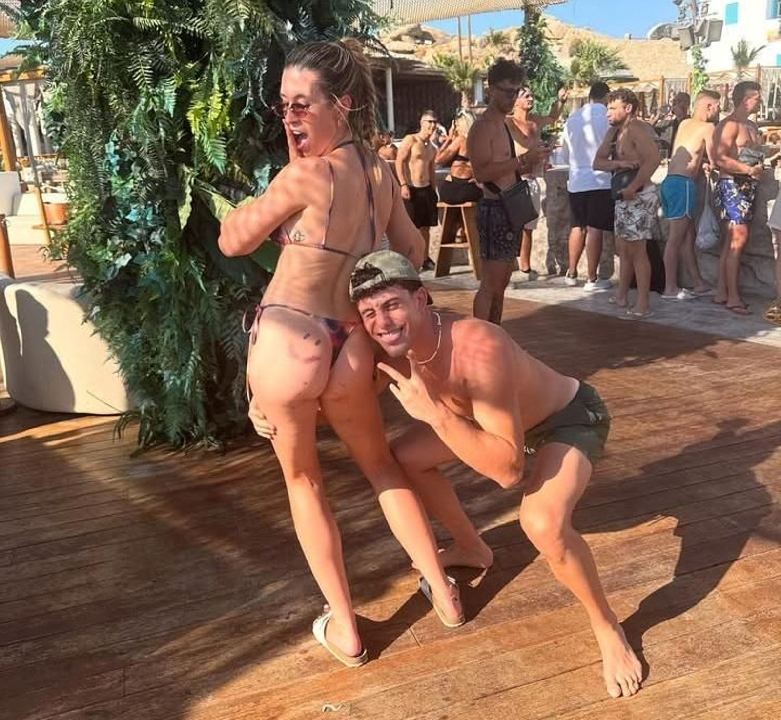 Un turista se hace una fotografía con Eva Soriano y Bob.