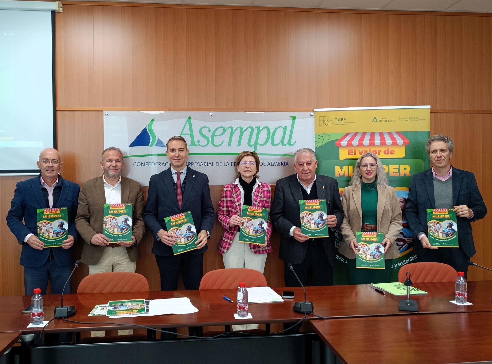 Autoridades presentes en el acto de lanzamiento de la campaña.