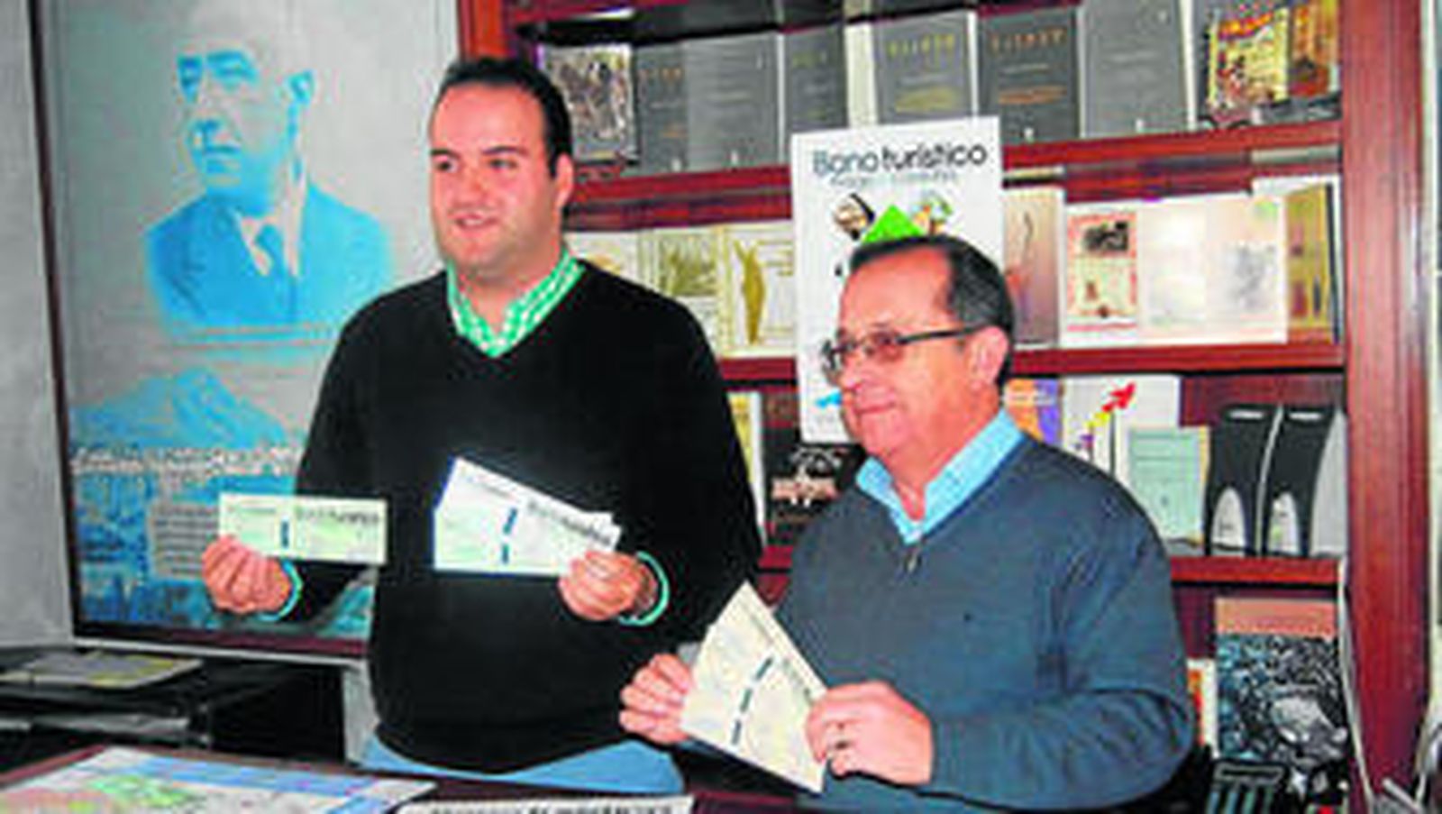 Valdivia y Forcada durante la presentación del nuevo bono turístico de Priego.