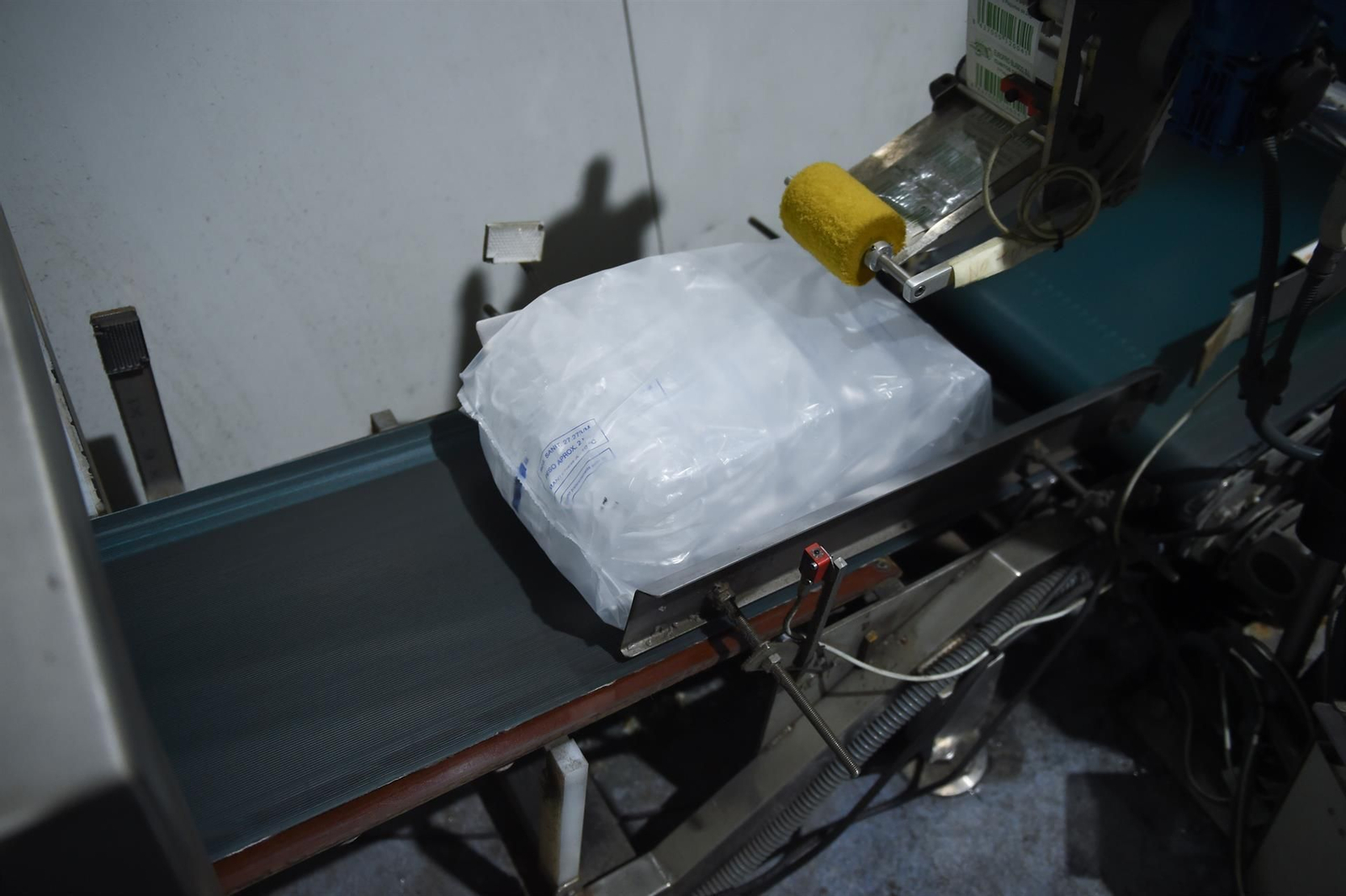 Parte del proceso de fabricación, secado y embolsamiento de sacos de hielo en la fábrica de hielo